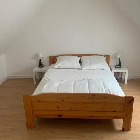 Pretty Norman Pearl With Garden *