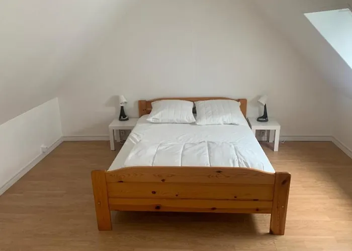 Pretty Norman Pearl With Garden *